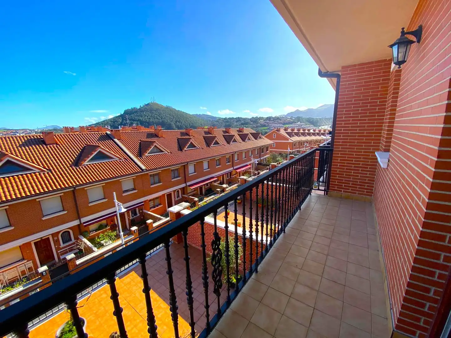 Vista exterior de Casa adosada en venda en Castro-Urdiales amb Calefacció, Parquet i Terrassa