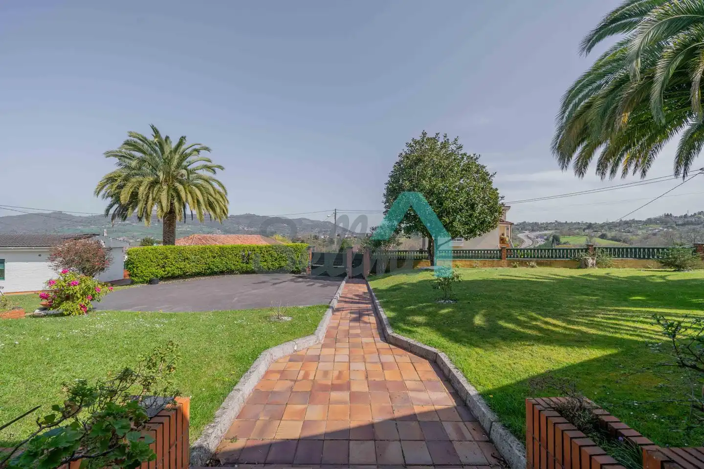 Jardí de Casa o xalet en venda en Oviedo  amb Calefacció, Jardí privat i Parquet