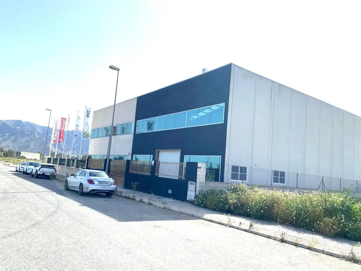 Exterior view of Industrial buildings for rent in Cox