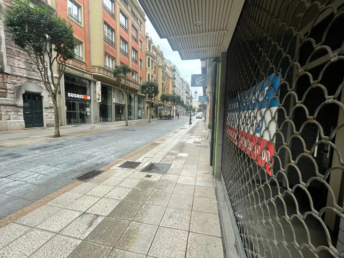 Vista exterior de Local de alquiler en Oviedo 