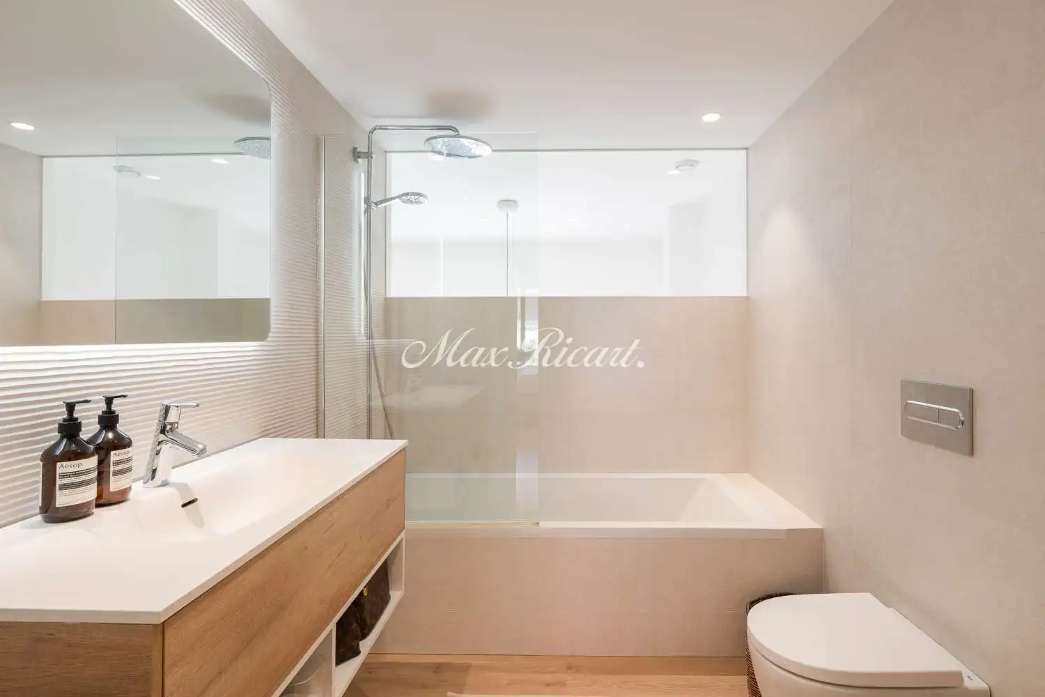 Bathroom of Flat for sale in Barcelona  with Air Conditioner, Terrace and Swimming Pool