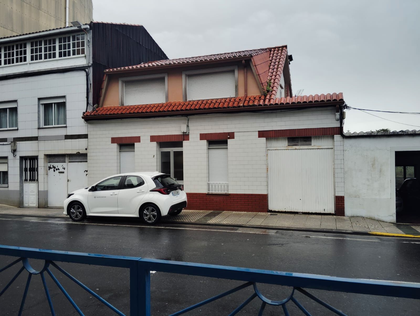 Vista exterior de Casa o xalet en venda en Boiro amb Jardí privat, Terrassa i Moblat