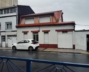 Vista exterior de Casa o xalet en venda en Boiro amb Jardí privat, Terrassa i Moblat