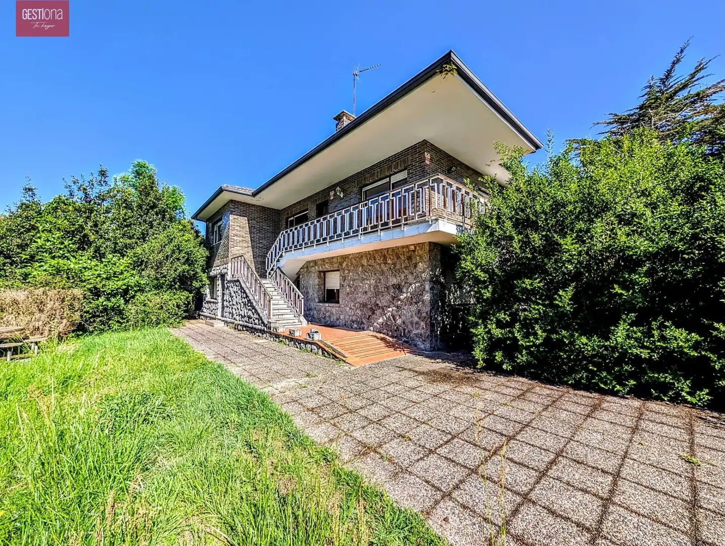 Außenansicht von Country house zum Verkauf in Noja mit Privatgarten, Terrasse und Balkon