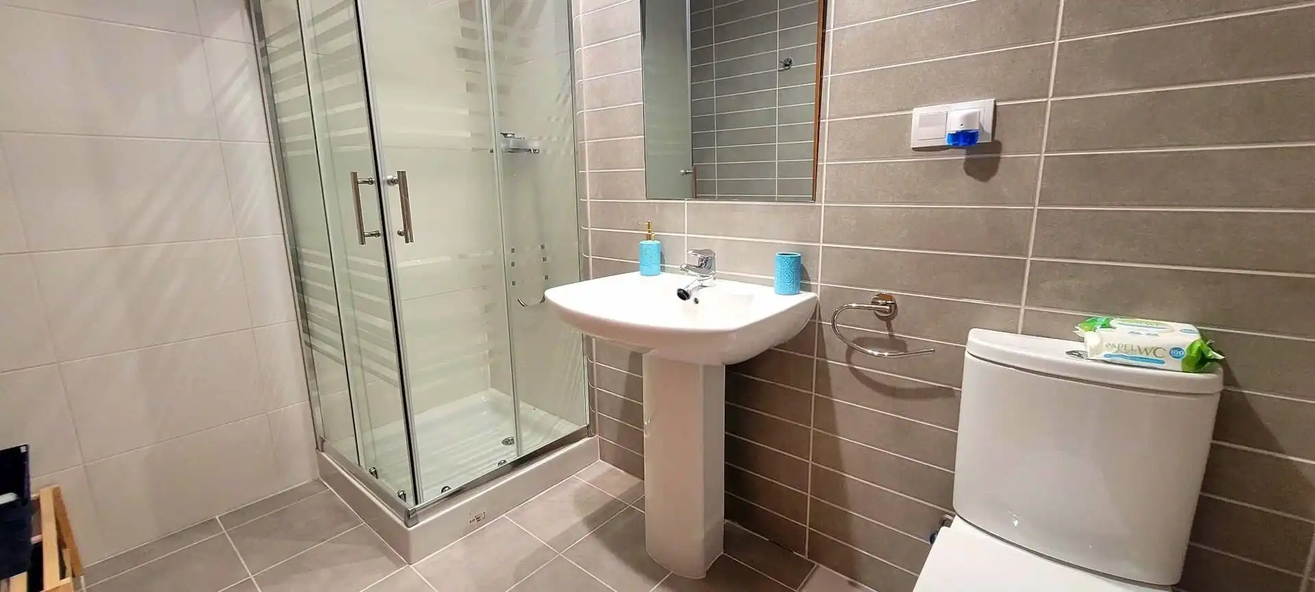 Badezimmer von Wohnungen zur Miete in San Jorge / Sant Jordi mit Klimaanlage, Heizung und Parkett