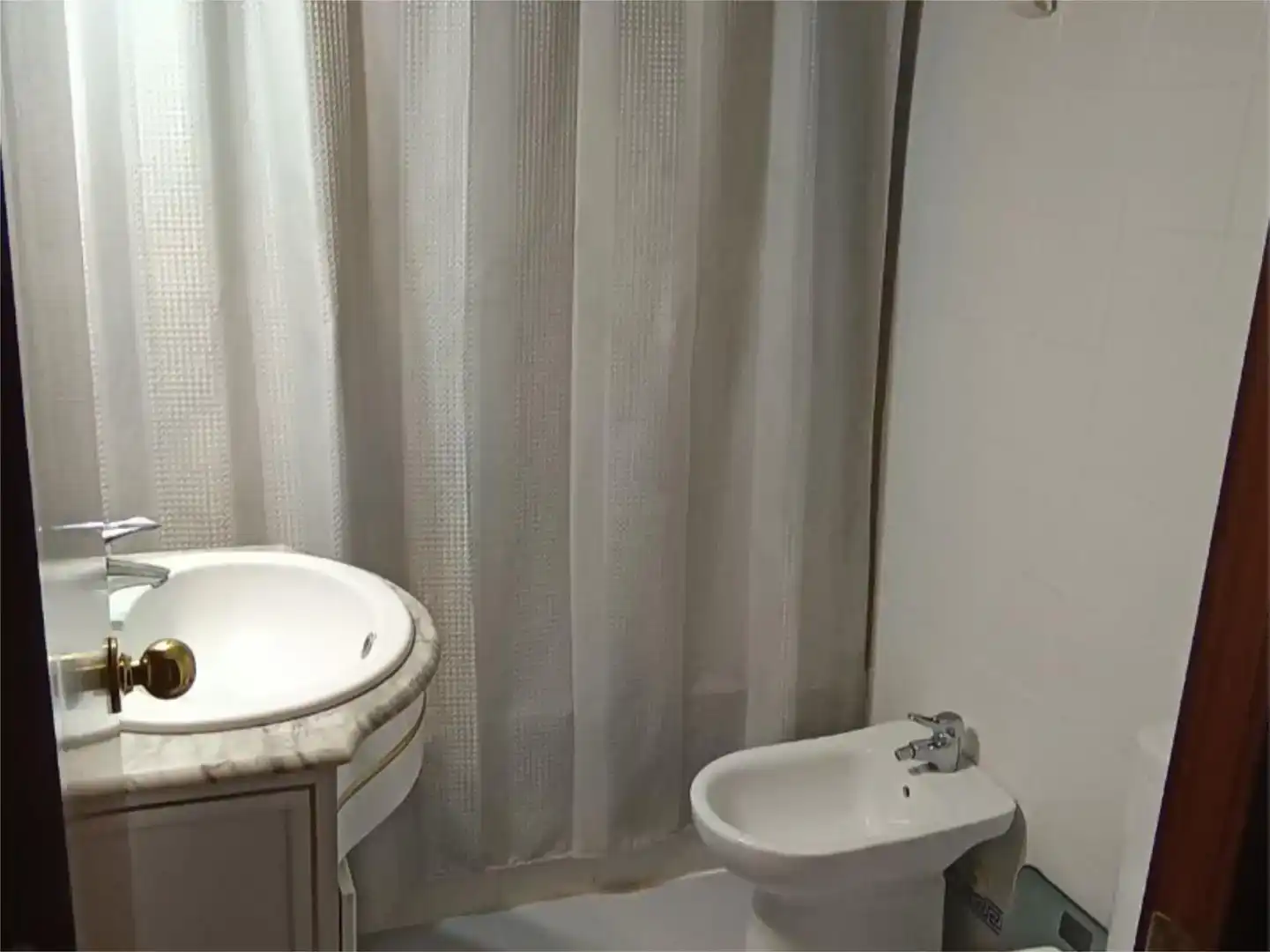 Badezimmer von Wohnung zur untervermieten in Montequinto mit Klimaanlage, Privatgarten und Parkett