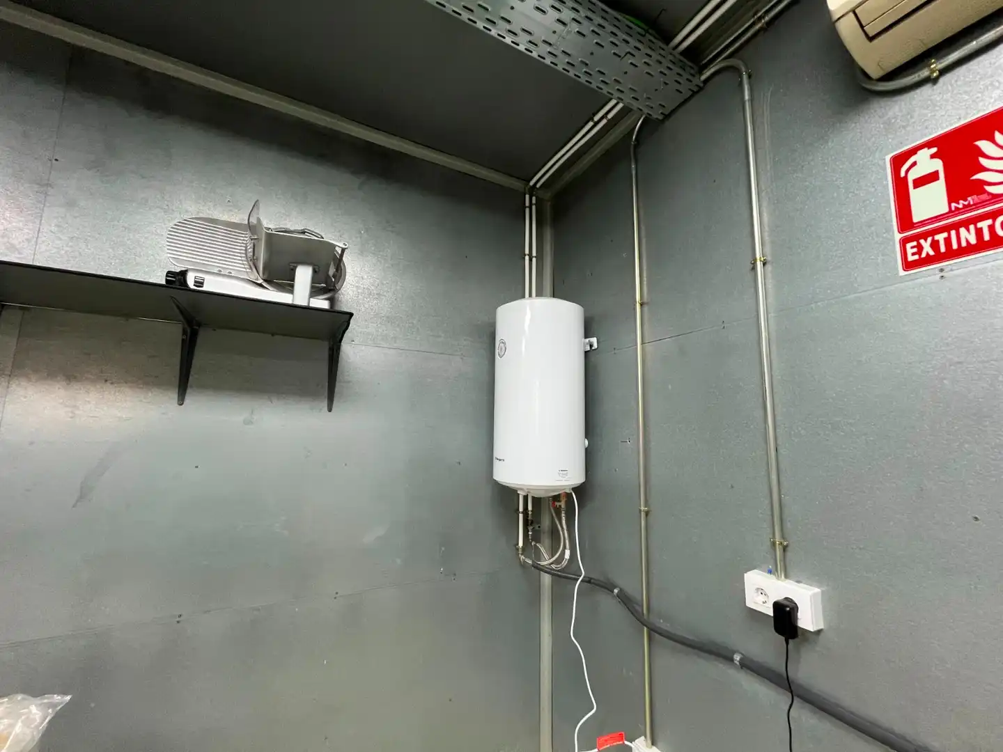 Baño de Local en traspaso en Barcelona con Aire acondicionado, Calefacción y Amueblado