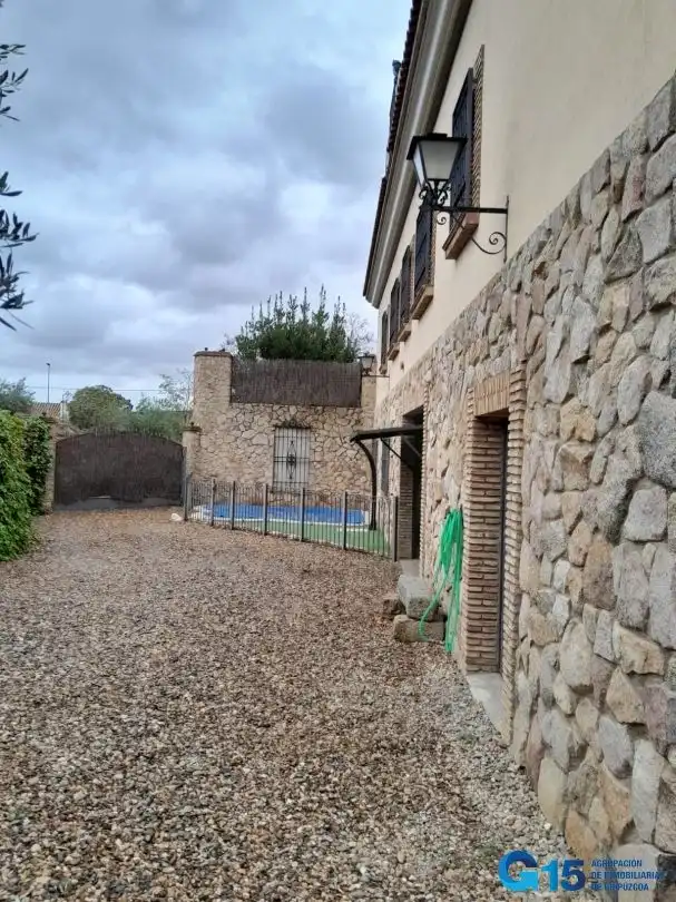 Außenansicht von Gebäude zum Verkauf in Monroy