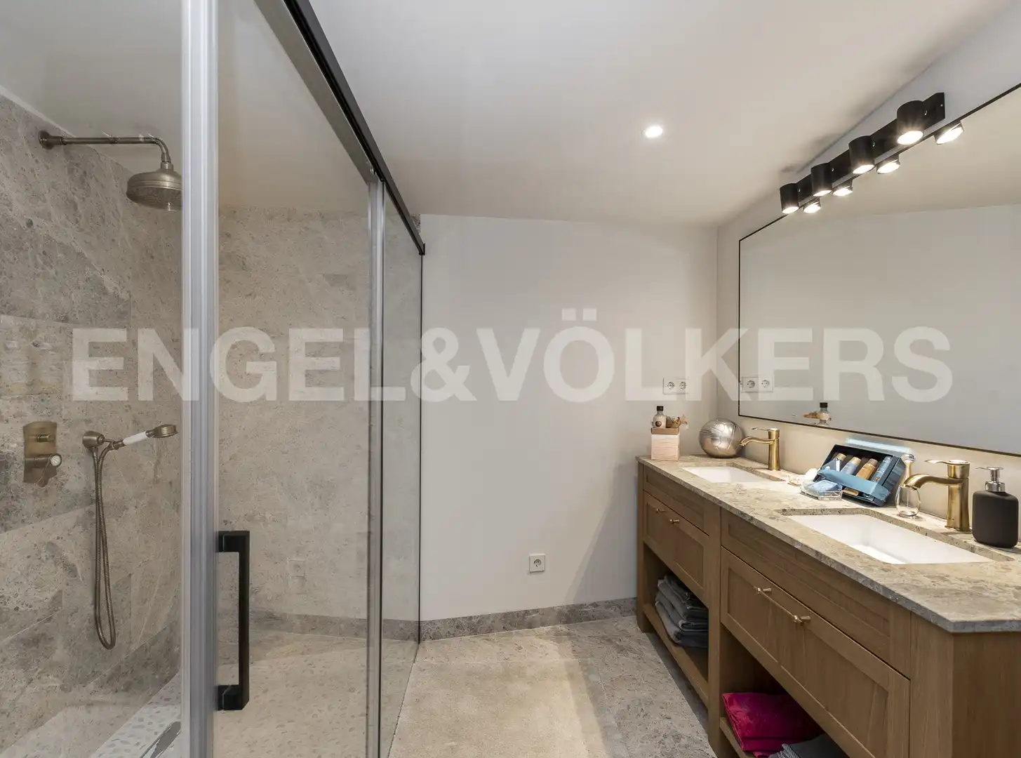 Bathroom of Houses for sale in Castelldefels  with Air Conditioner, Heating and Private garden