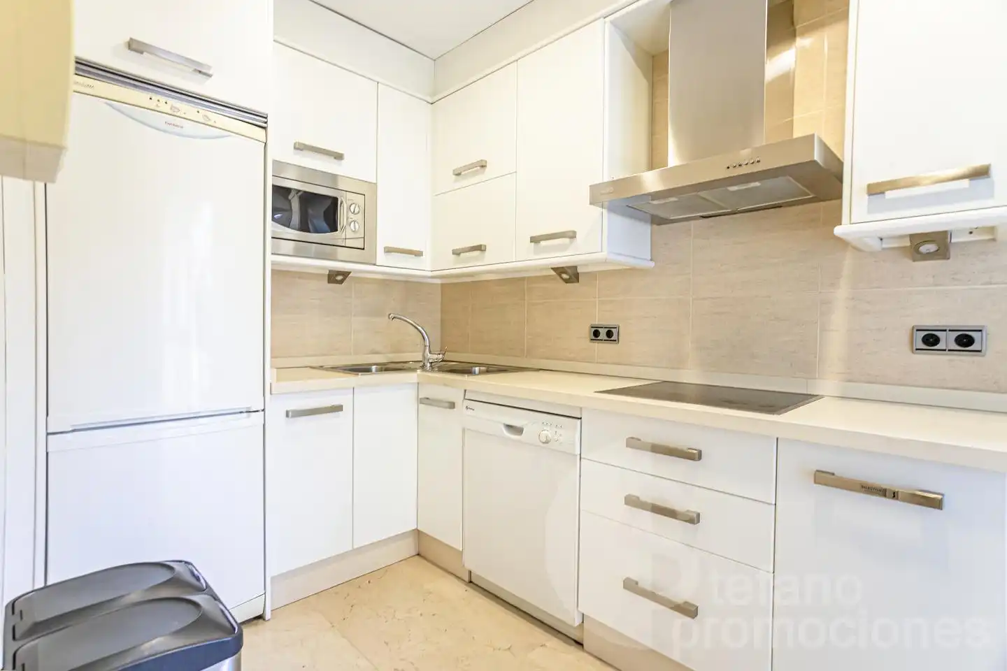 Cuina de Casa o xalet en venda en Málaga amb Aire condicionat, Jardí privat i Parquet