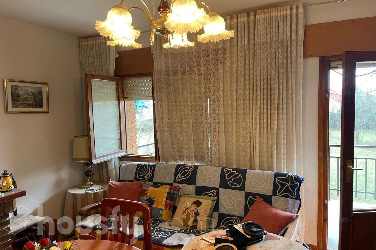 Sala de estar de Piso de alquiler en Navaluenga con Calefacción, Terraza y Amueblado