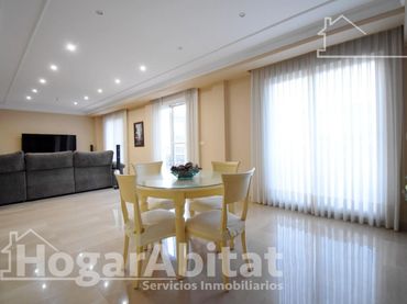 Casa con balcón en venta en Calle Jaume I