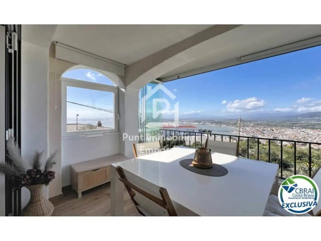 Vista exterior de Apartament en venda en Roses amb Parquet, Terrassa i Moblat