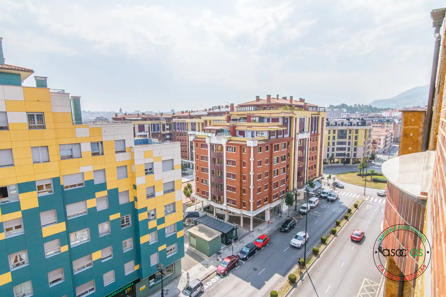 Vista exterior de Àtic en venda en Oviedo  amb Calefacció, Jardí privat i Parquet