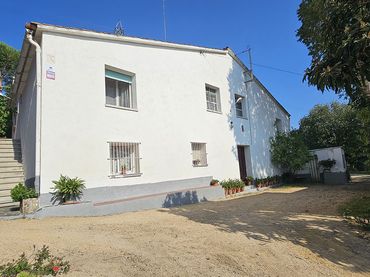 Casa rústica amb piscina en venda a Vial Camino