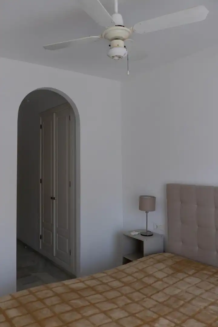 Dormitori de Apartament en venda en Estepona amb Jardí privat, Terrassa i Piscina comunitària