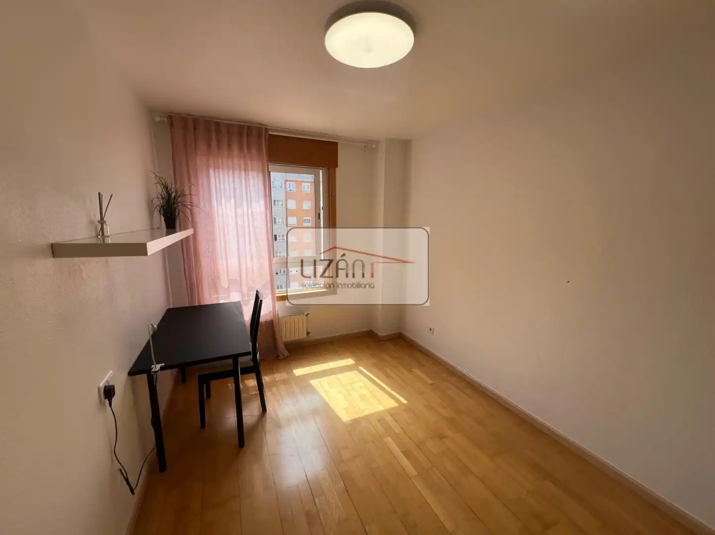 Dormitori de Pis en venda en Oviedo  amb Calefacció i Parquet