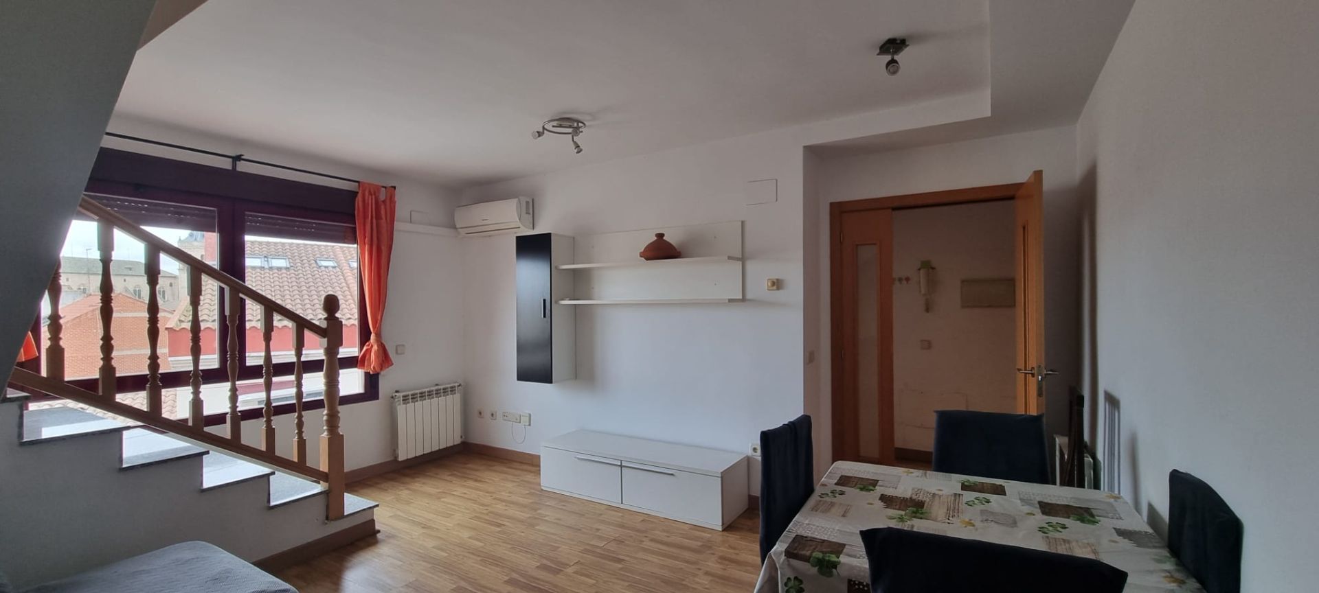 Sala d'estar de Dúplex en venda en Torrijos amb Aire condicionat, Calefacció i Moblat