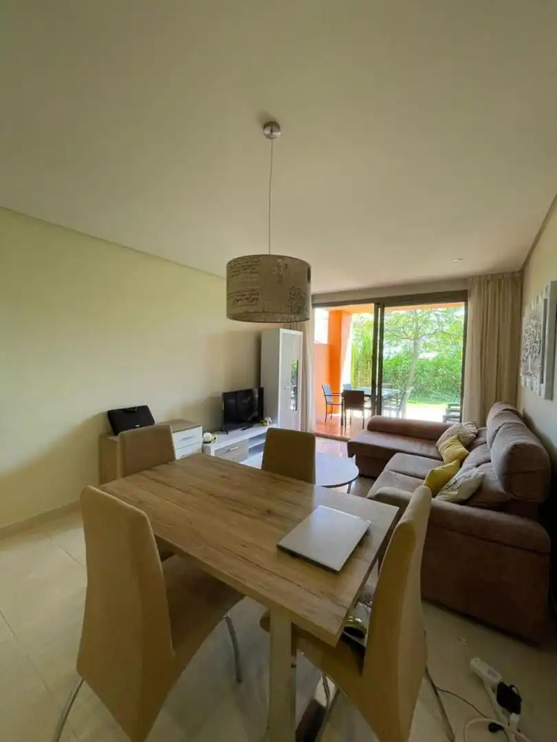 Wohnzimmer von Erdgeschoss zur Miete in Estepona mit Klimaanlage, Terrasse und Schwimmbad