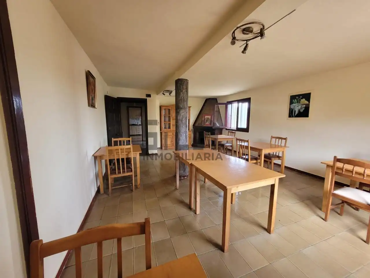 Comedor de Local de alquiler en Coles con Aire acondicionado, Terraza y Amueblado