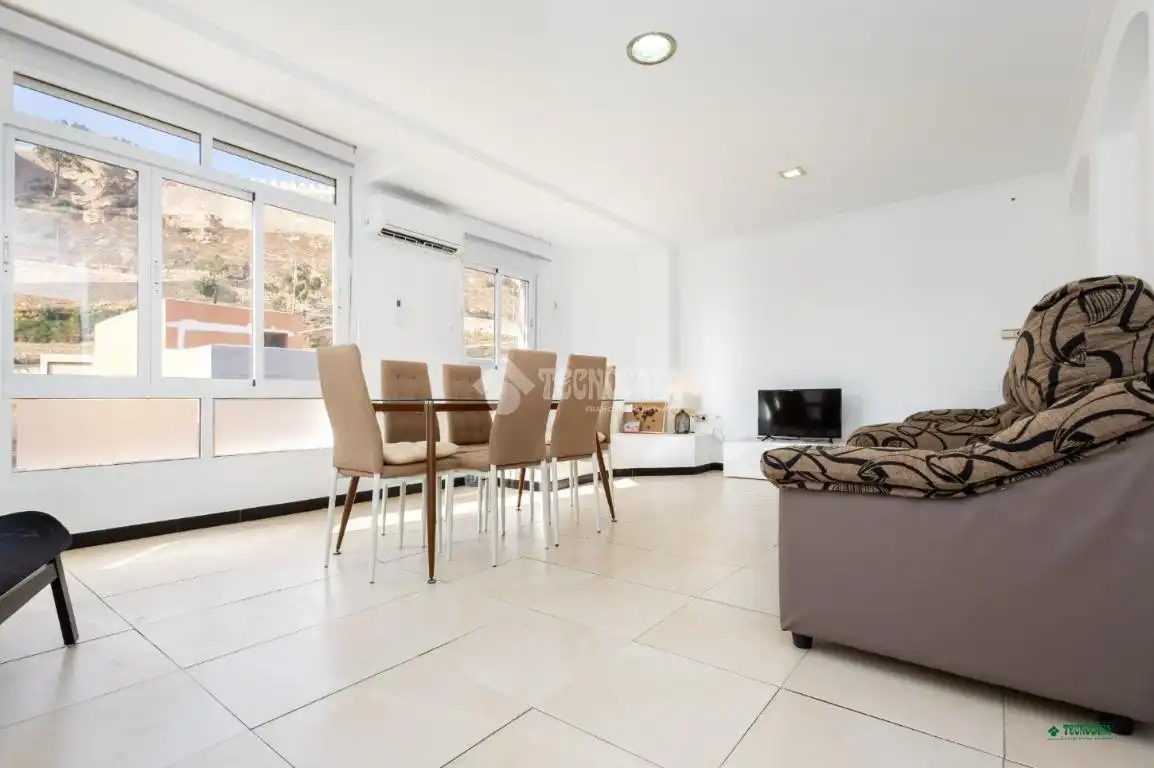 Vista exterior de Piso en venta en Almería con Calefacción y Balcón