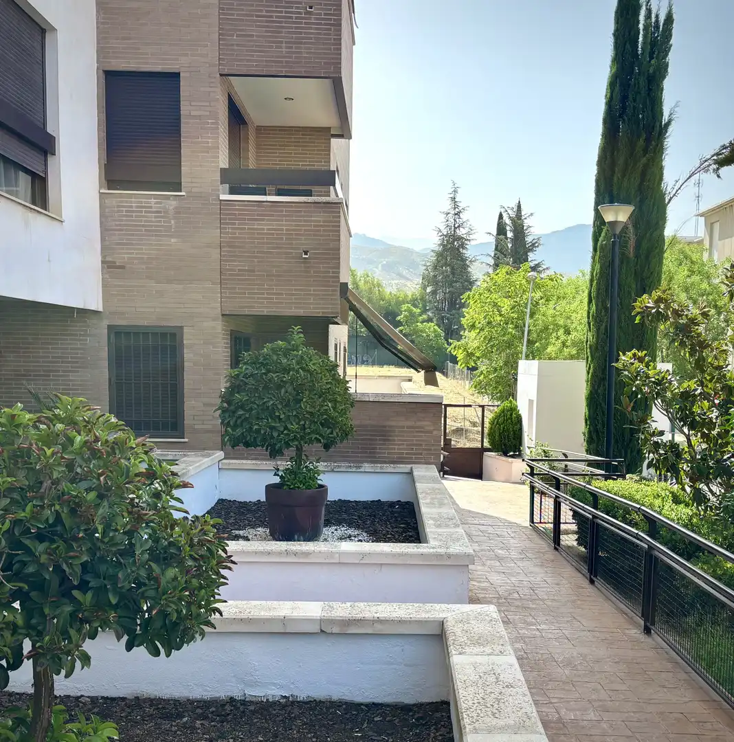 Jardín de Piso en venta en  Granada Capital con Aire acondicionado, Terraza y Piscina