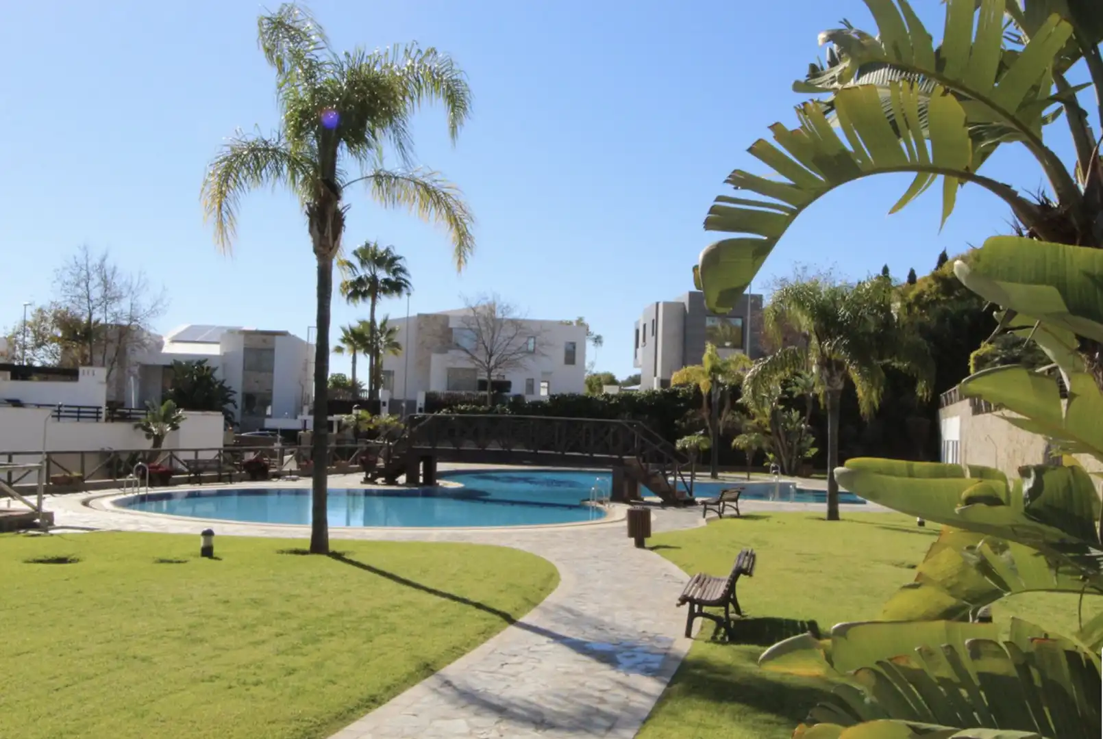 Vista exterior de Casa adosada en venda en Marbella amb Aire condicionat, Calefacció i Jardí privat