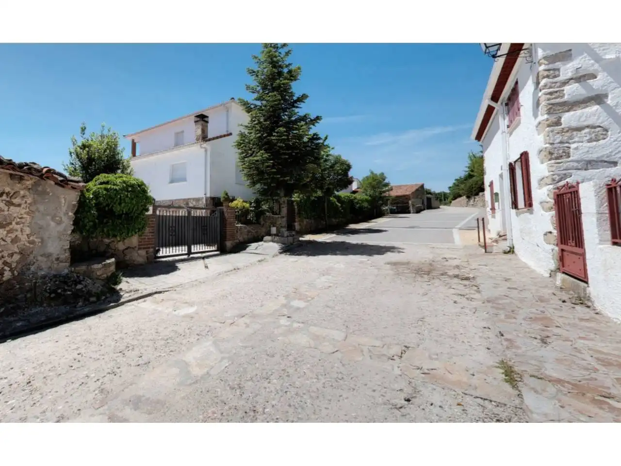 Vista exterior de Residencial en venta en Navarredonda y San Mamés