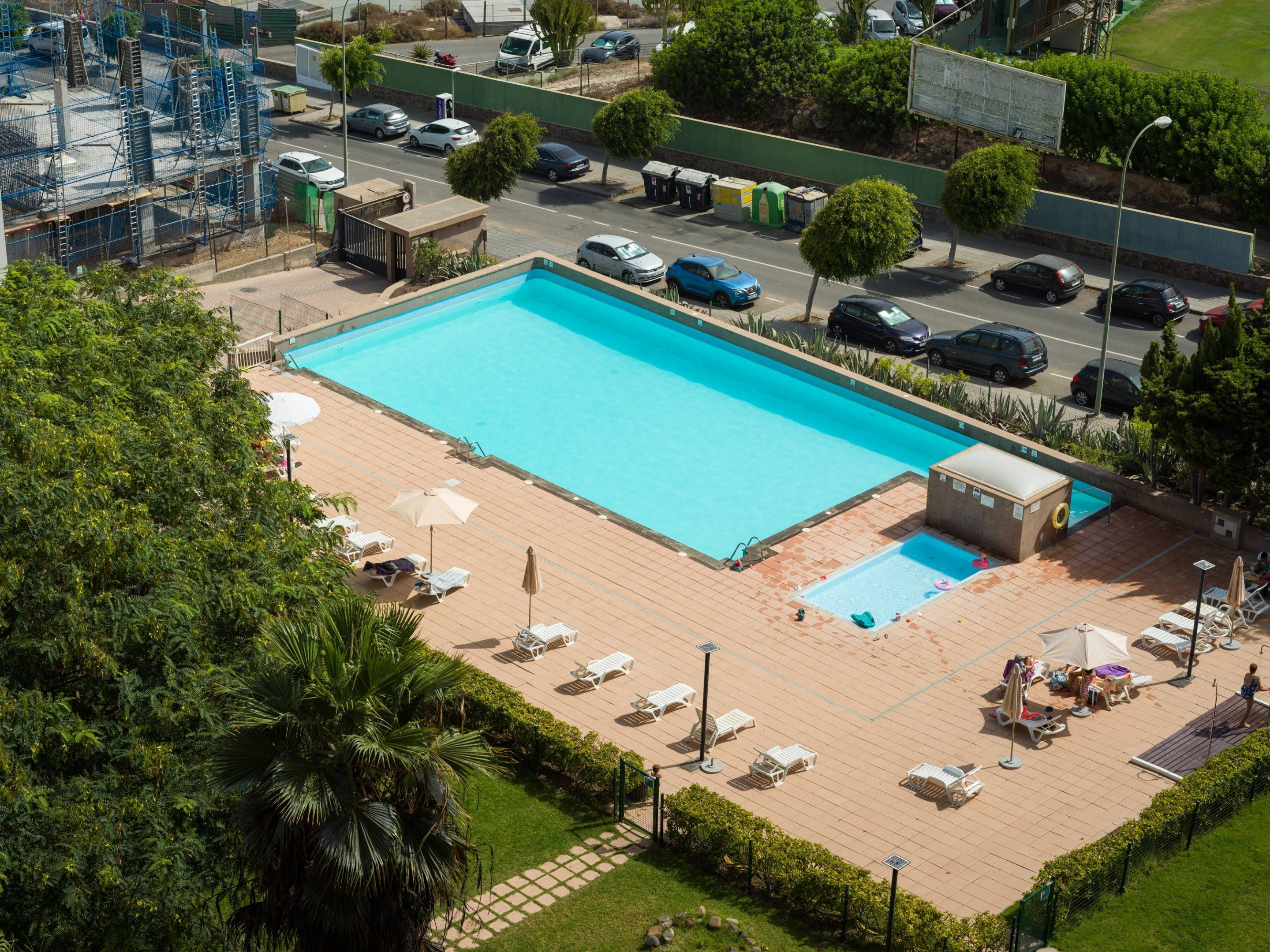 Piscina de Pis de lloguer en Las Palmas de Gran Canaria amb Aire condicionat, Jardí privat i Traster