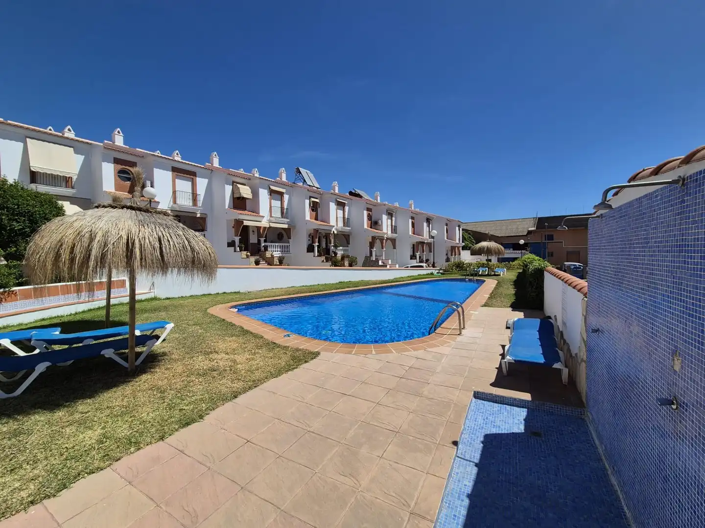 Piscina de Casa adosada en venta en Almuñécar con Terraza, Balcón y Piscina comunitaria