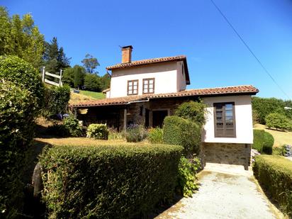 Vista exterior de Casa o xalet en venda en Pravia amb Calefacció, Jardí privat i Terrassa