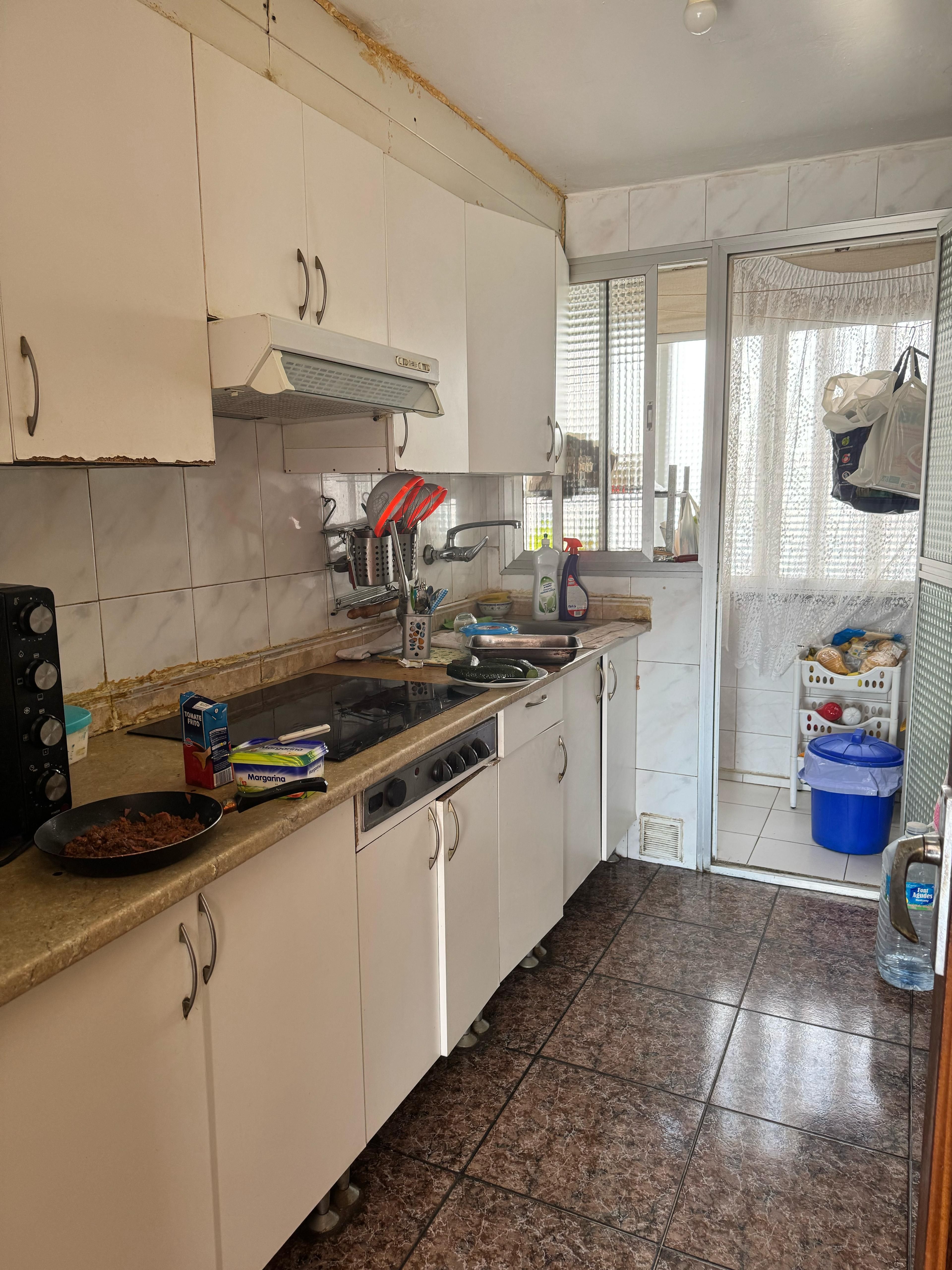 Kitchen of Flat for sale in L'Hospitalet de Llobregat  with Balcony