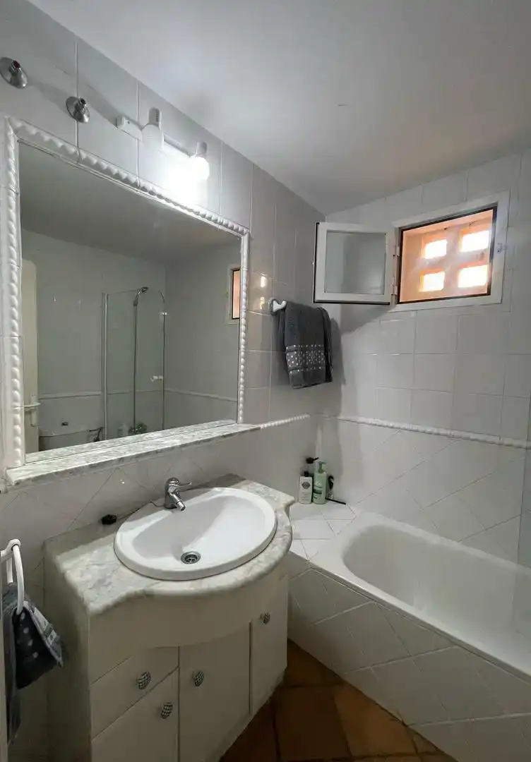 Badezimmer von Wohnung zur Miete in Islantilla mit Klimaanlage und Schwimmbad
