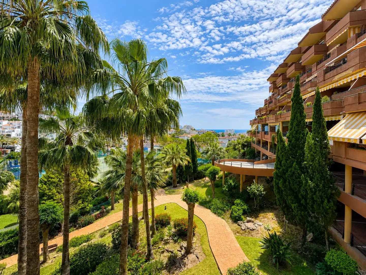 Vista exterior de Apartament en venda en Benalmádena amb Jardí privat i Piscina comunitària