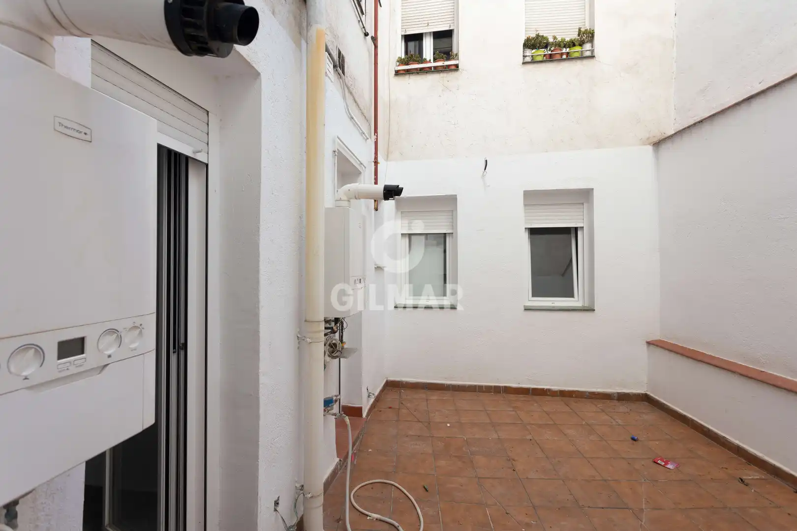 Exterior view of Ground floor for sale in Madrid  with Heating and Balcony