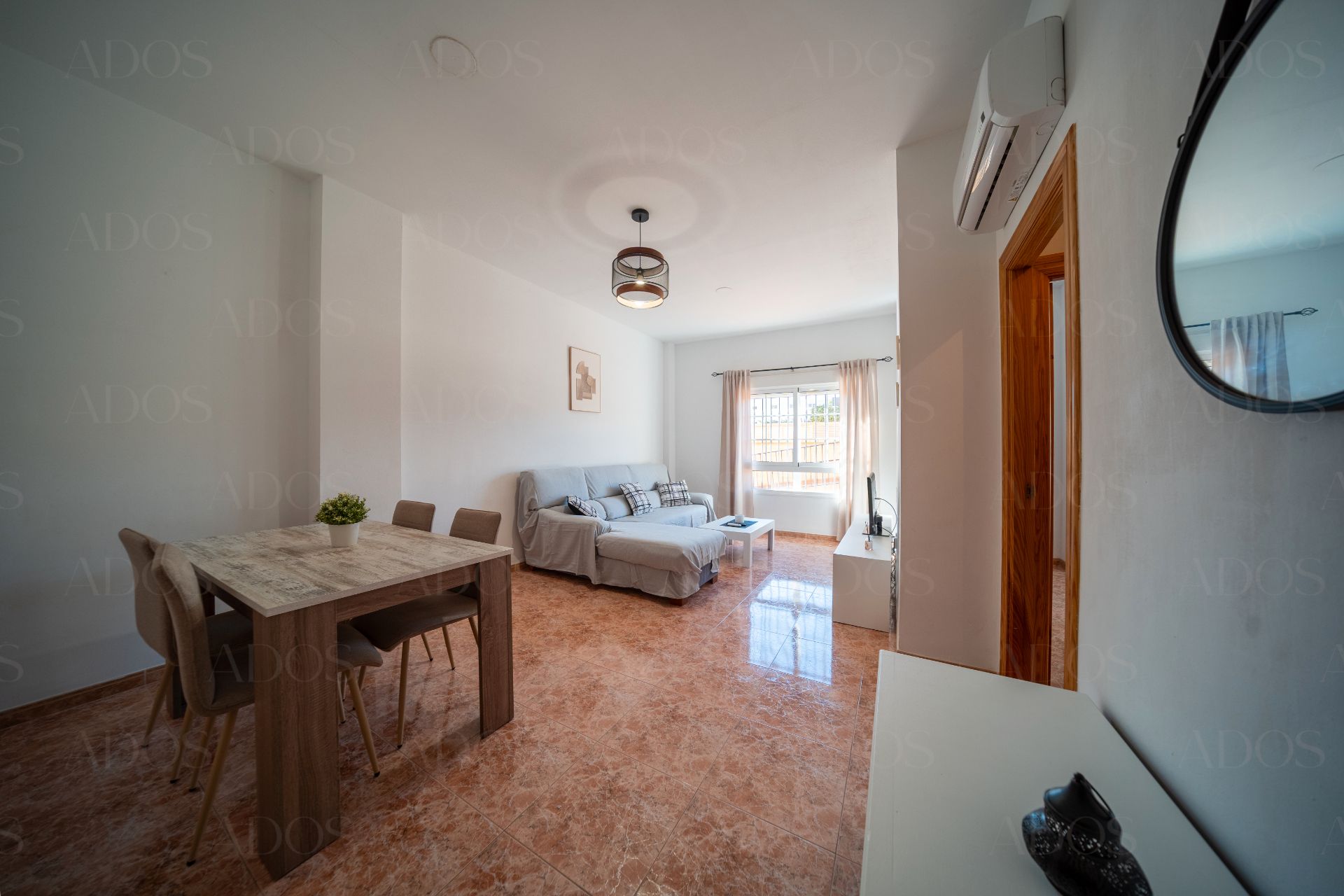 Sala d'estar de Pis en venda en Roquetas de Mar amb Aire condicionat i Piscina comunitària