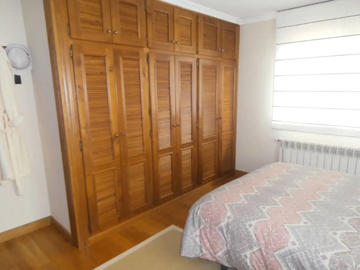 Dormitori de Casa o xalet en venda en Oviedo  amb Calefacció, Jardí privat i Terrassa