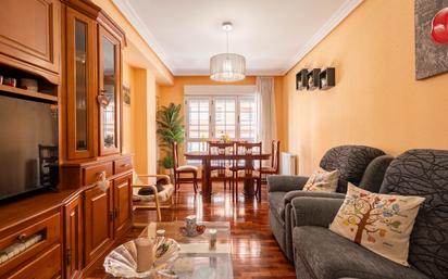 Sala d'estar de Pis en venda en Gijón  amb Calefacció, Parquet i Traster