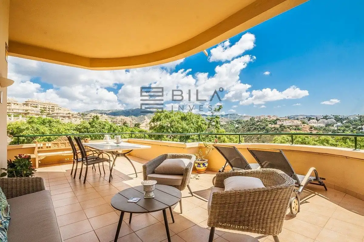 Piso con piscina en venta en Elviria Hills, imagen 4
