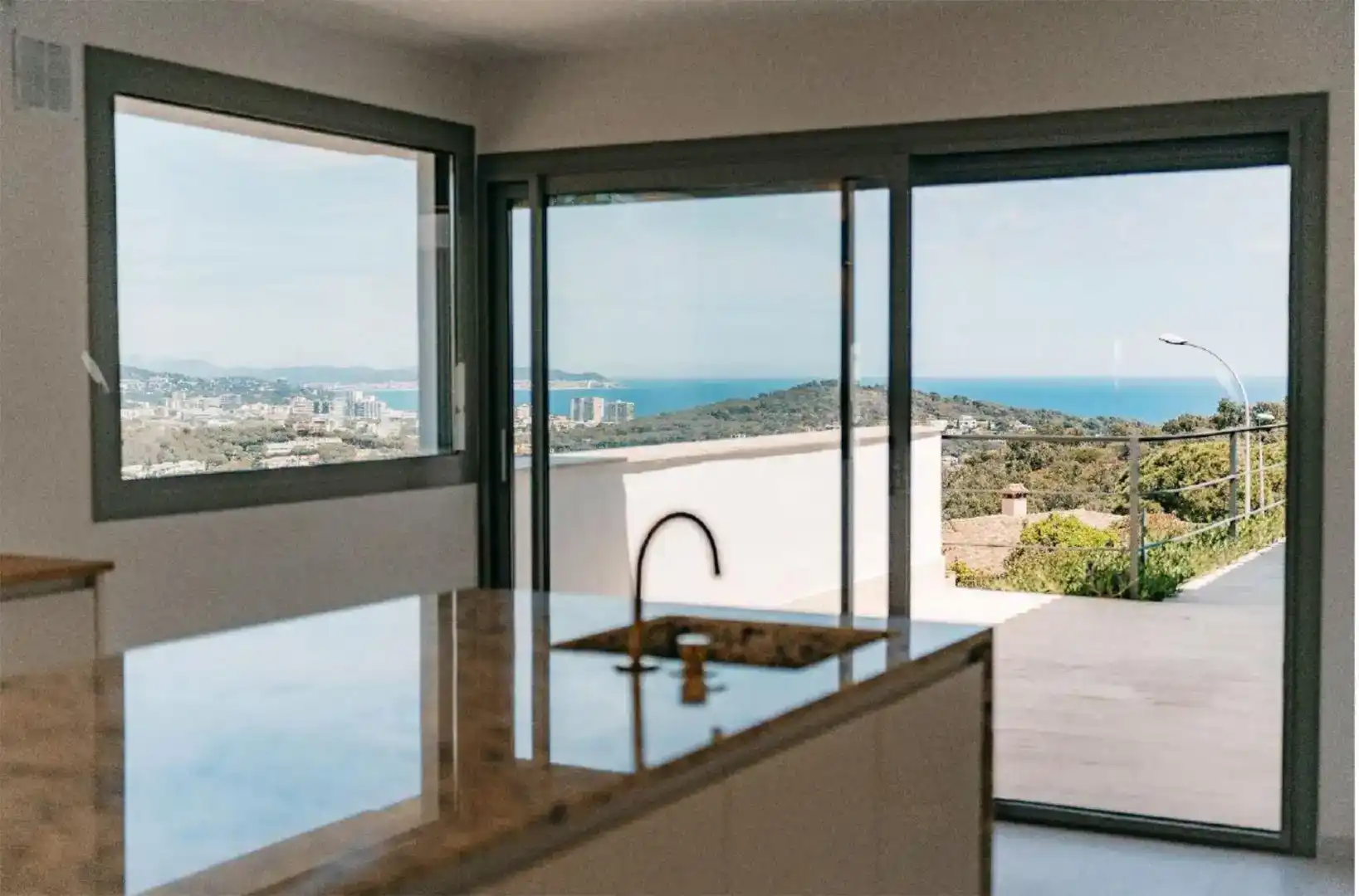 Cuina de Casa o xalet en venda en Castell d'Aro, Platja d'Aro i s'Agaró amb Aire condicionat i Piscina