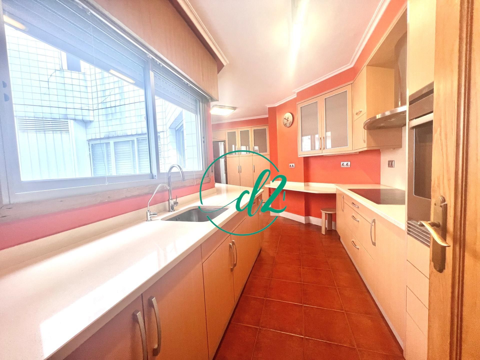 Cuina de Pis de lloguer en Ourense Capital  amb Calefacció i Balcó