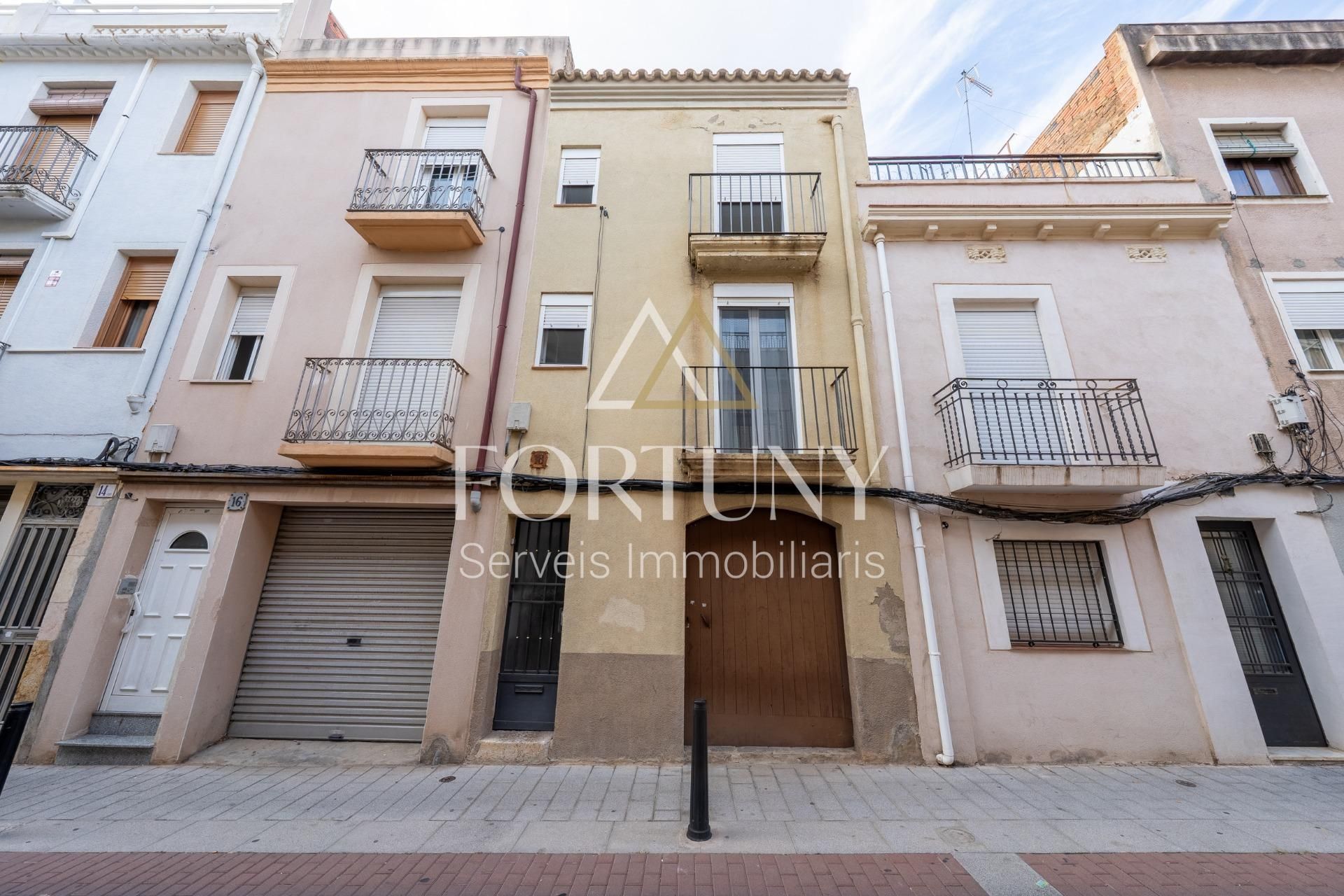Vista exterior de Casa adosada en venda en Reus amb Terrassa