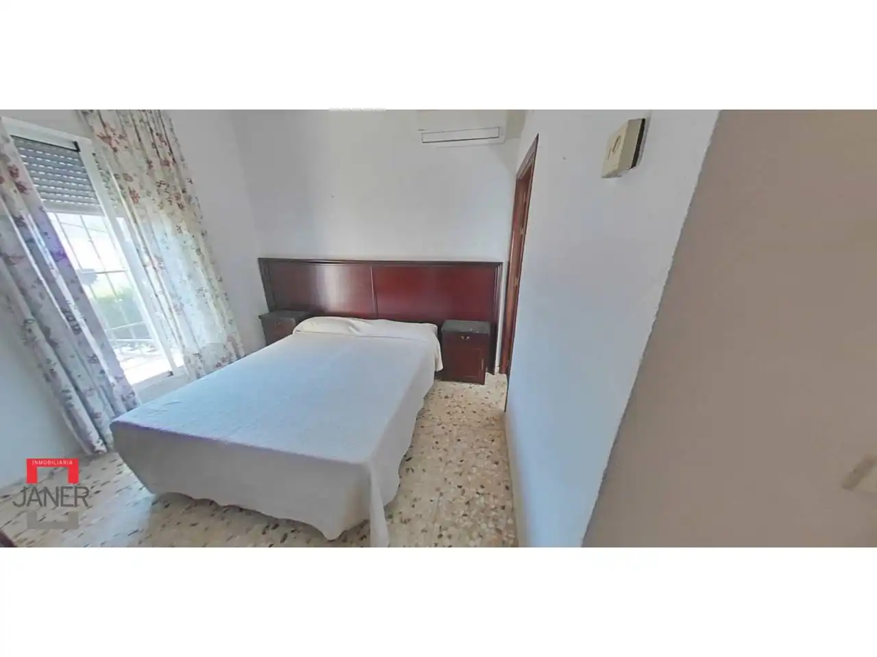 Dormitori de Casa o xalet en venda en Tomares amb Aire condicionat, Jardí privat i Terrassa