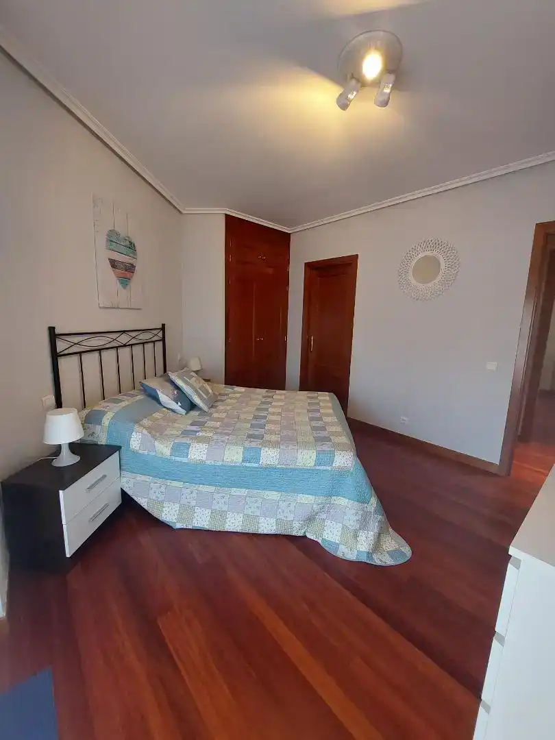 Schlafzimmer von Dachboden zur Miete in Castro-Urdiales mit Parkett, Schwimmbad und Möbliert