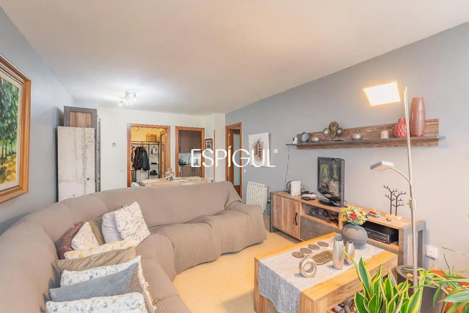 Wohnzimmer von Wohnung zum Verkauf in Salt mit Heizung, Möbliert und Ofen