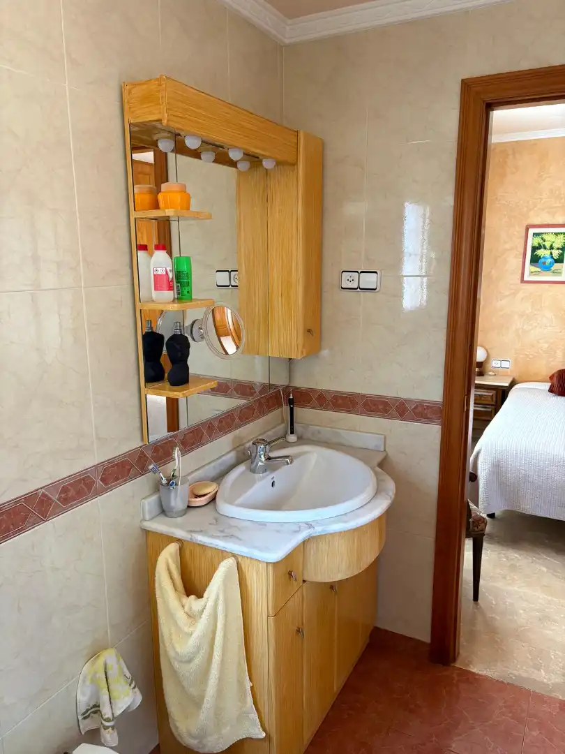 Baño de Casa adosada en venta en Barcelona con Aire acondicionado, Calefacción y Jardín privado