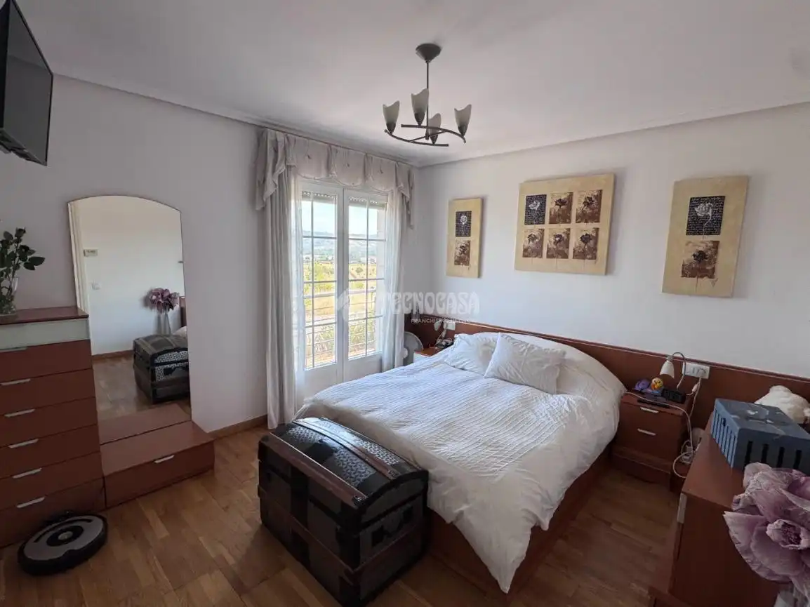 Habitación de Casa adosada en venta en Cuadros con Calefacción y Parquet