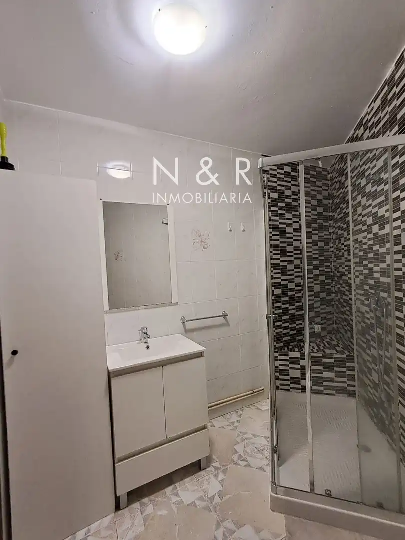 Bathroom of Flat for rent in Santiago de Compostela   with Heating and Furnished