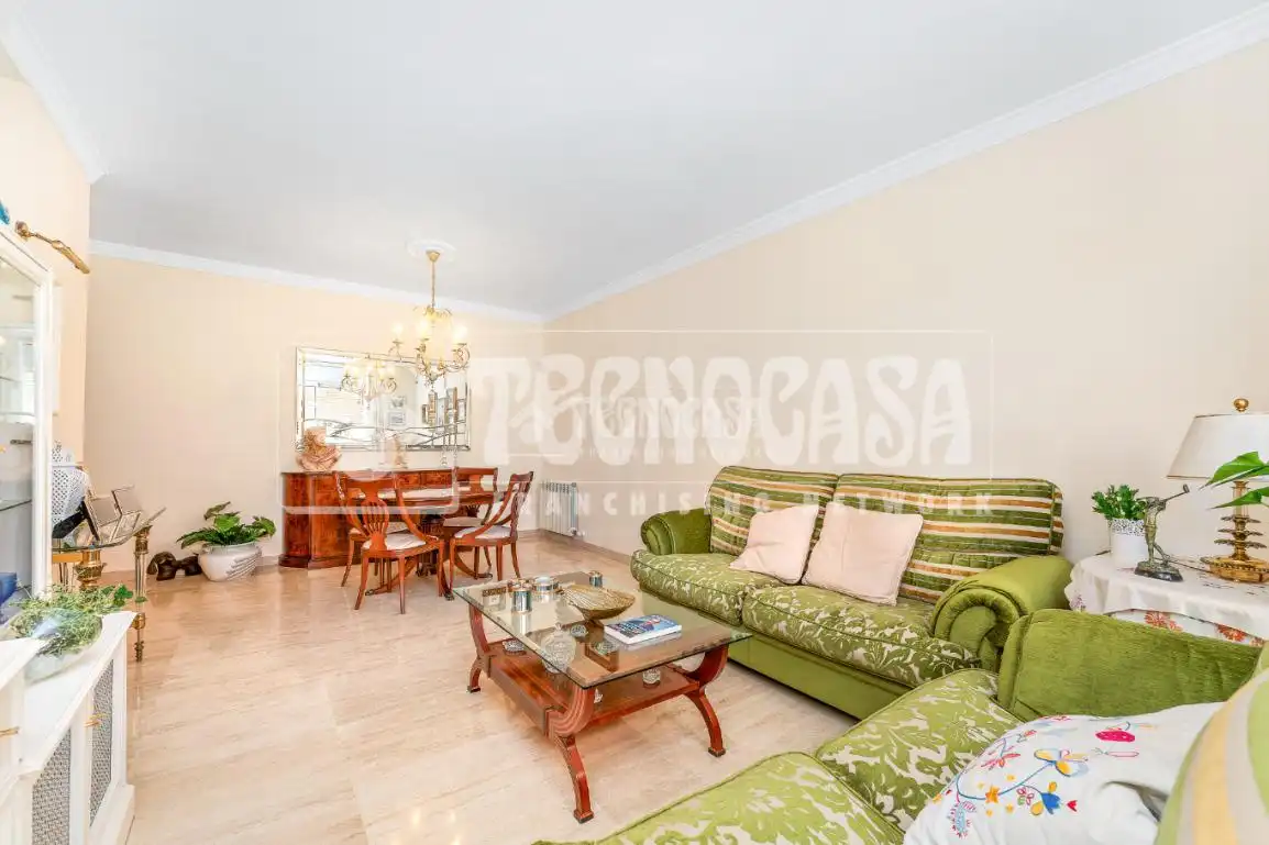 Sala d'estar de Pis en venda en Cornellà de Llobregat amb Balcó