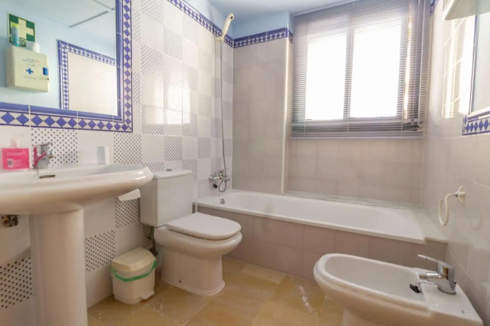 Baño de Apartamento en venta en Marbella con Aire acondicionado, Calefacción y Terraza